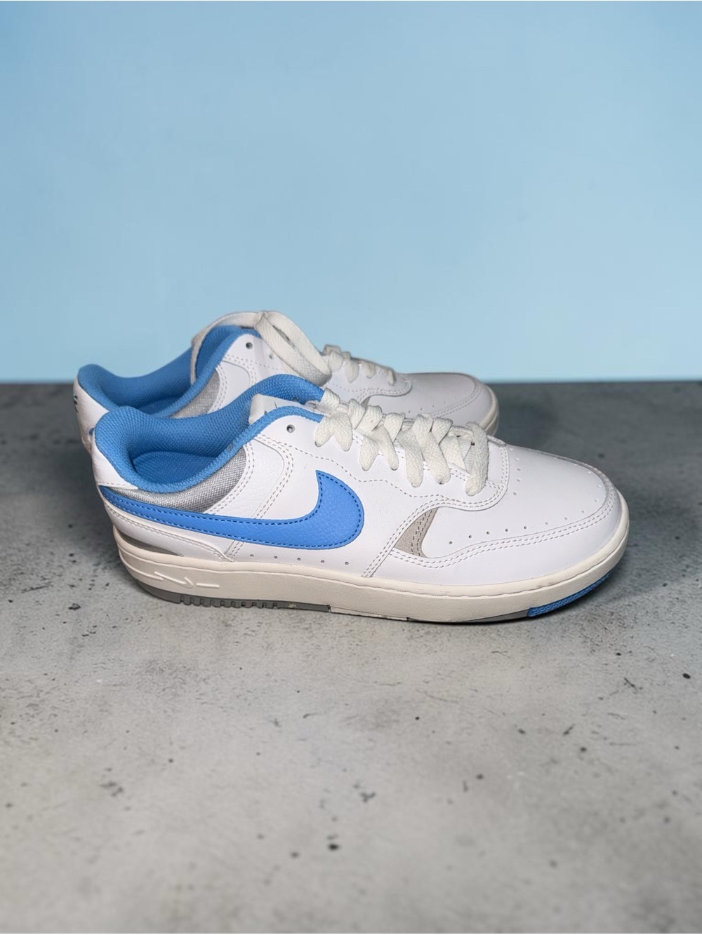 Women’s Nike Gamma Force Lo Sneakers (8.5)